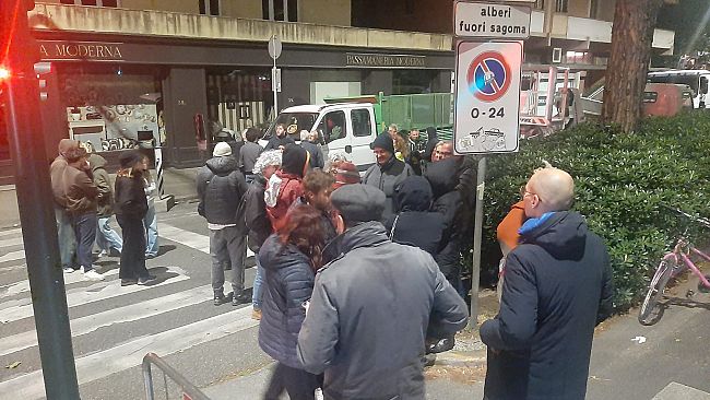 Viale Redi: manifestanti e maltempo fermano il taglio degli alberi