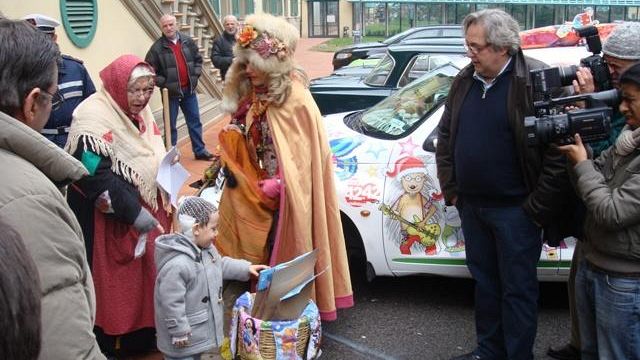 Befana in auto d'epoca con Milano 25 e Camet