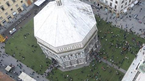 Viaggi nel tempo in piazza Duomo a Firenze