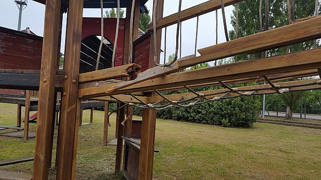 Pulite le svastiche dal parco di Brusciana