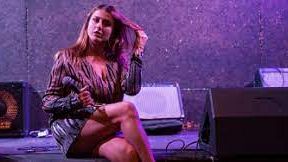 Michela Giraud: in Versiliana la regina della Stand Up Comedy