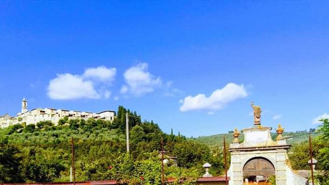 Galluzzo, la statua decapitata all'ingresso del paese 