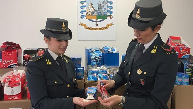 Operazione Fumo Sicuro in Toscana: sequestro di cartine e filtri