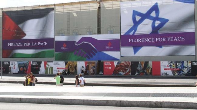 Gigante stretta di mano alla stazione: pace tra Israele e Palestina
