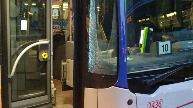 Sampietrino scagliato verso bus Ataf