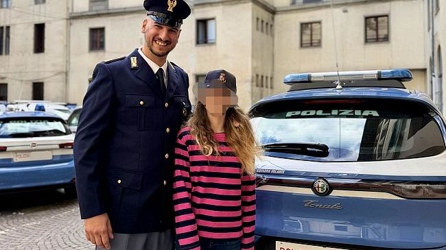 Poliziotto salva bambina che stava soffocando 