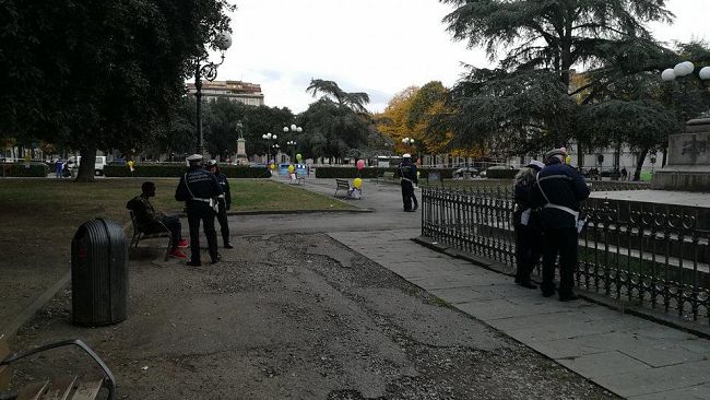 Indipendenza: sferra un pugno contro agente della Municipale