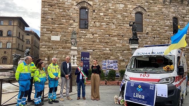 Ucraina: a Firenze un’ambulanza crivellata di proiettili russi