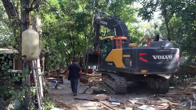Insediamento abusivo davanti al Poderaccio: smantellate le baracche