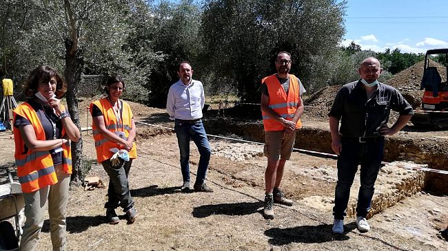 Tavarnelle, mura e reperti ceramici: tracce di vita medievale sotto la Pieve