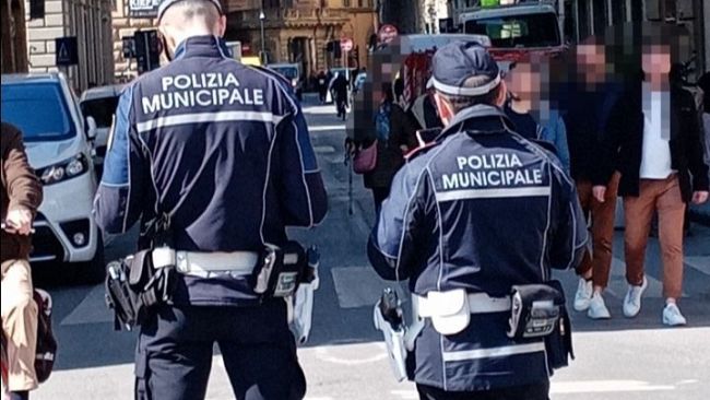 Prelevano con carte di credito rubate 1100 euro in biglietti da 20