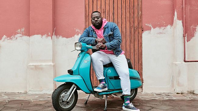 Tommy Kuti rapper che dà voce agli italiani di seconda generazione