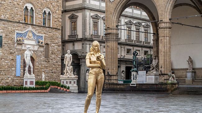 Thomas J Price in Piazza della Signoria fa arrabbiare la destra