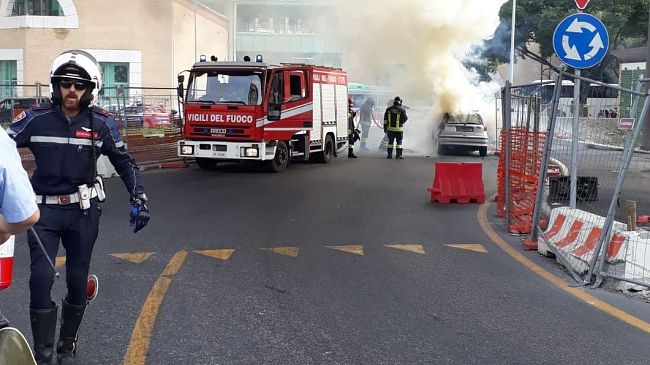 Auto a fuoco sulla rotatoria, disagi a Novoli