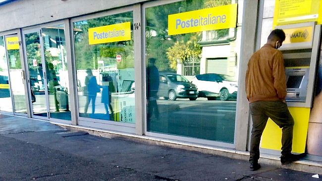 Anti-Covid, Poste invita a usare gli ATM Postamat