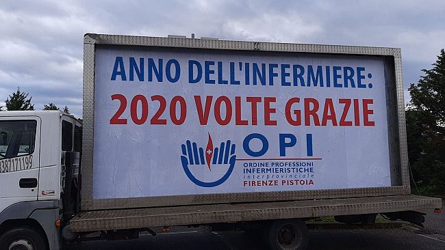 Covid-19: Pistoia ringrazia gli infermieri con una 'vela' in zona ospedale