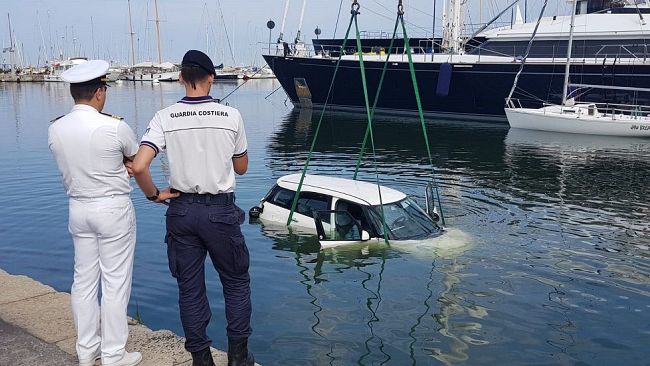 Auto ripescata in mare al porto di Viareggio