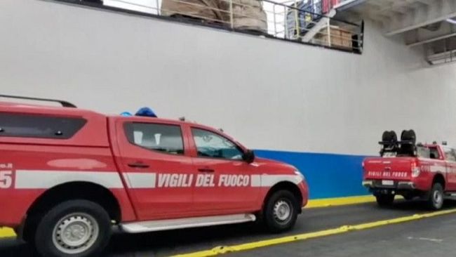 Rogo sul traghetto: spente le fiamme divampano le polemiche