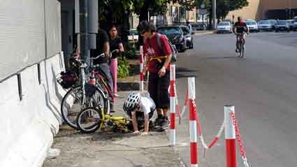 Incidenti: i ciclisti chiedono il semaforo a chiamata in viale Redi