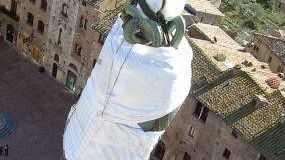 San Gimignano: il Campanone cala dalla Torre Grossa dopo sette secoli