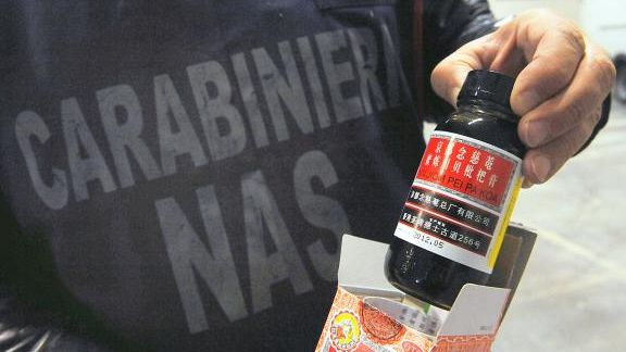 I Nas sequestrano confezioni di sciroppo per la tosse made in Cina