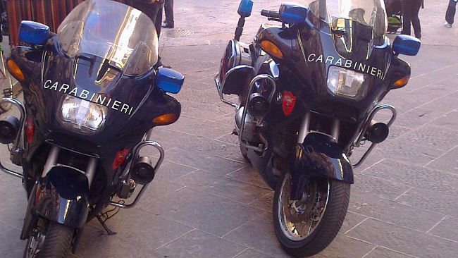 Nascondevano 65 chili di marijuana nell'autovettura