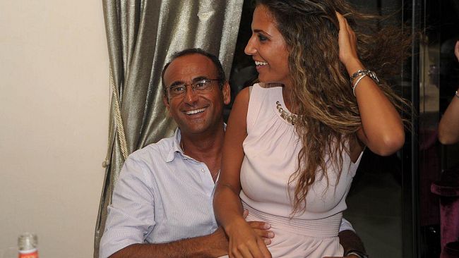 Cocoà: a Forte dei Marmi Martina Colombari, Carlo Conti e la fidanzata