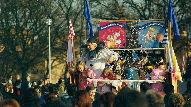 Al Colle Val d'Elsa è già tempo di Carnevale: maschere e carri ogni domenica