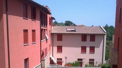 Opere edili chiavi in mano, ed intanto metteva in vendita la casa