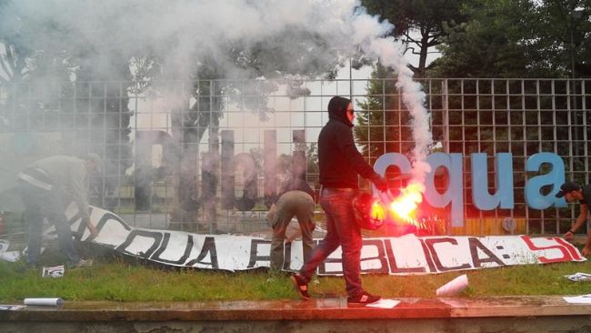 Referendum, blitz di CasaPound Firenze a Publiacqua per il sì ai due quesiti