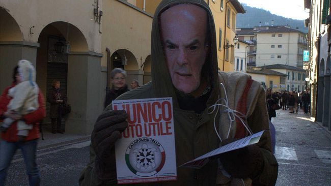 Azione di CasaPound Firenze al carnevale di Dicomano