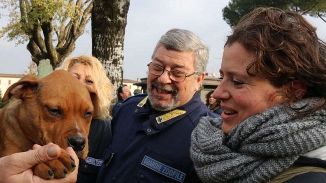 Stamani la 'Passeggiata a sei zampe' per le vie del centro storico