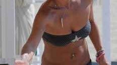 Catrina Davies in bikini hot sulle spiagge della Versilia