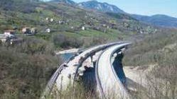 Si suicida gettandosi dal ponte dell'A1, a casa lascia la madre morta