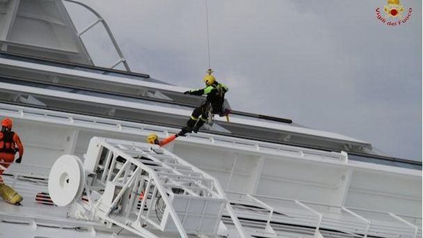 Concordia, trovato cadavere. Testimoni udirono ordine: 'Dobbiamo fare l'inchino'