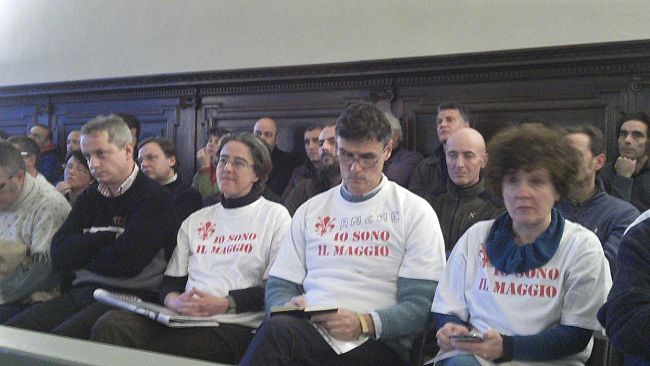 Ballerini e impiegati a Renzi e Bianchi: ''Vergognatevi!''