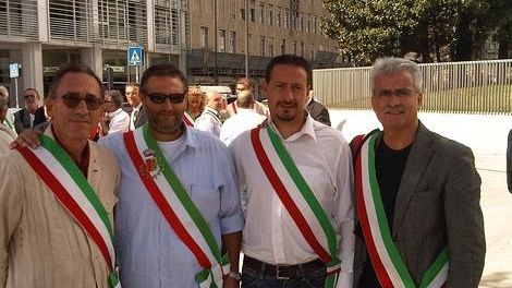Sindaci a Milano contro la manovra, pronti a restituire le fasce tricolore