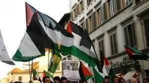 Imbrattato con svastiche uno striscione per la Palestina