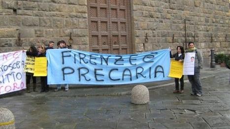 I precari manifestano e le opposizioni bocciano il Bilancio comunale