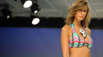 Sfila il beachwear a Mare d'Amare (foto)