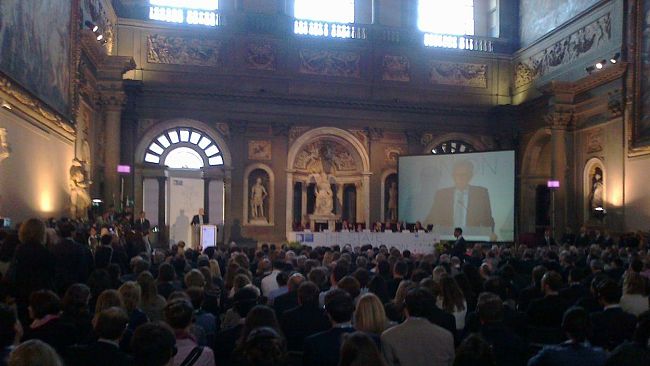 Mario Monti a Firenze: promesse contestazioni