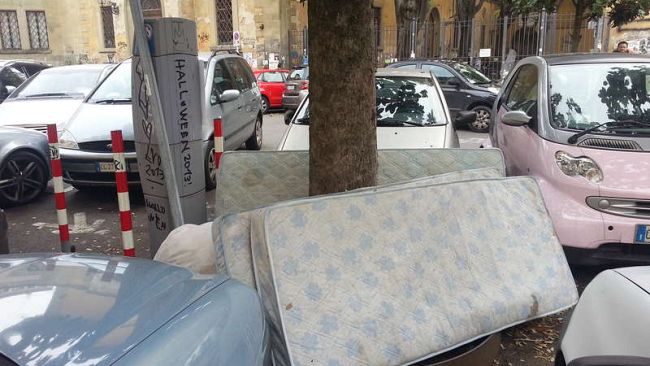 Degrado in centro storico, Cellai presenta il dossier con i materassi urbani