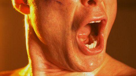 Al Puccini “Pugni di zolfo”, lo spettacolo di Maurizio Lombardi