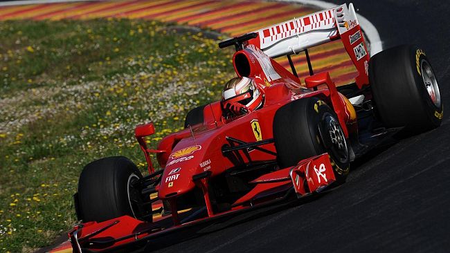 Una Ferrari sul circuito del Mugello