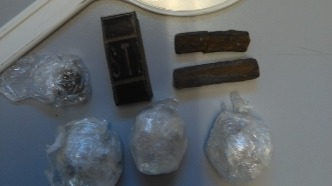 Fuga spericolata nel parco di Novoli in sella a uno scooter carico di hashish e marijuana