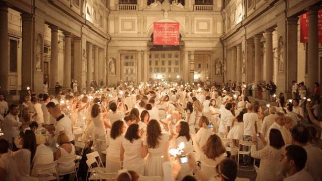 1.200 persone in bianco per la 'Cena bianca'