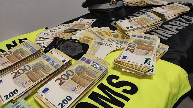 Aeroporto di Firenze: ingente sequestro di valuta