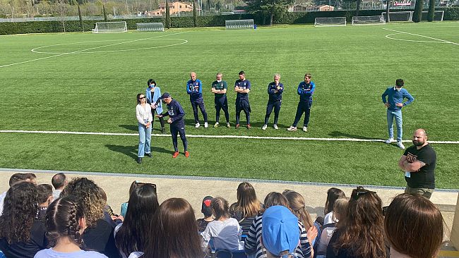 Il pallone e quella luce negli occhi dei bambini ucraini