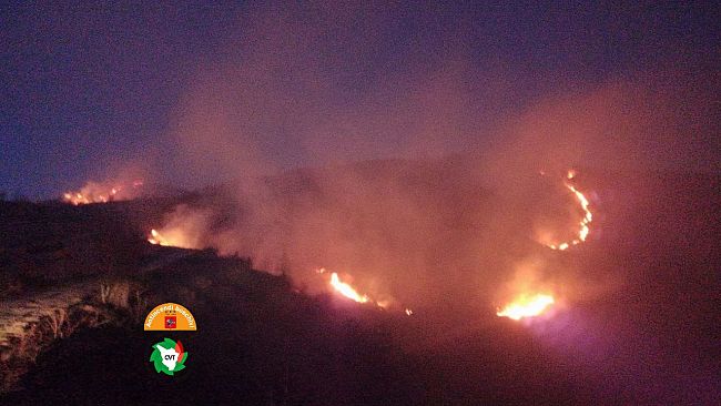 Notte di fuoco al confine tra Toscana e Liguria