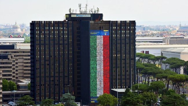 Poste, un maxi tricolore per tifare Italia